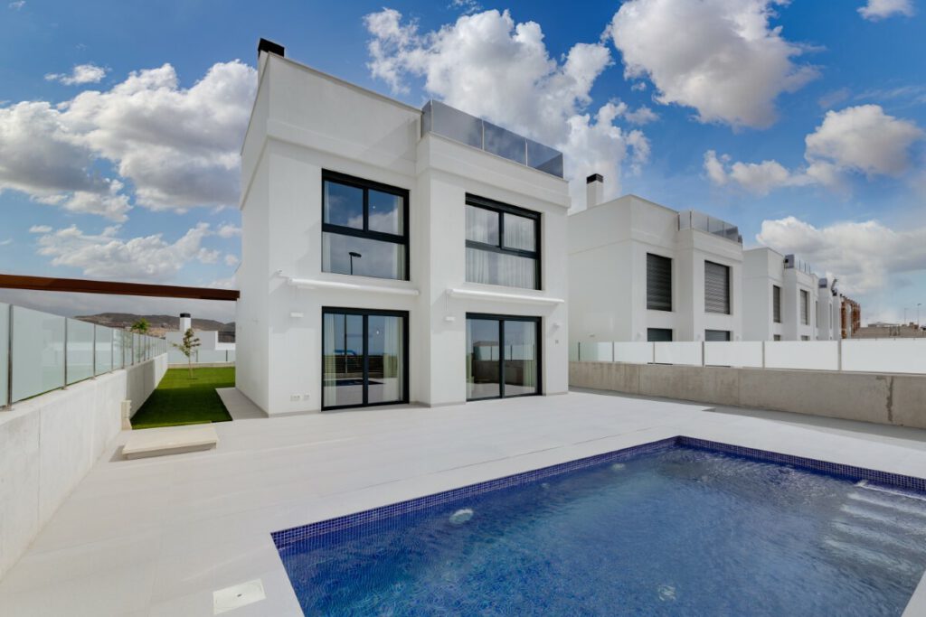 Vrijstaande moderne Villa met 3 slaapkamers op groot perceel met zwembad en op slechts 500 meter van de golfbaan in Mutxamel